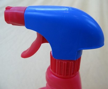 Sprhflasche eines tzenden Reinigungsmittels ohne kindergesicherten Verschluss